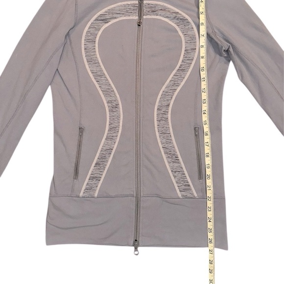 Lululemon In Stride Jacket
Fossil / Wee Are From Space Coal Fossil Size 6 - Picture 9 of 17